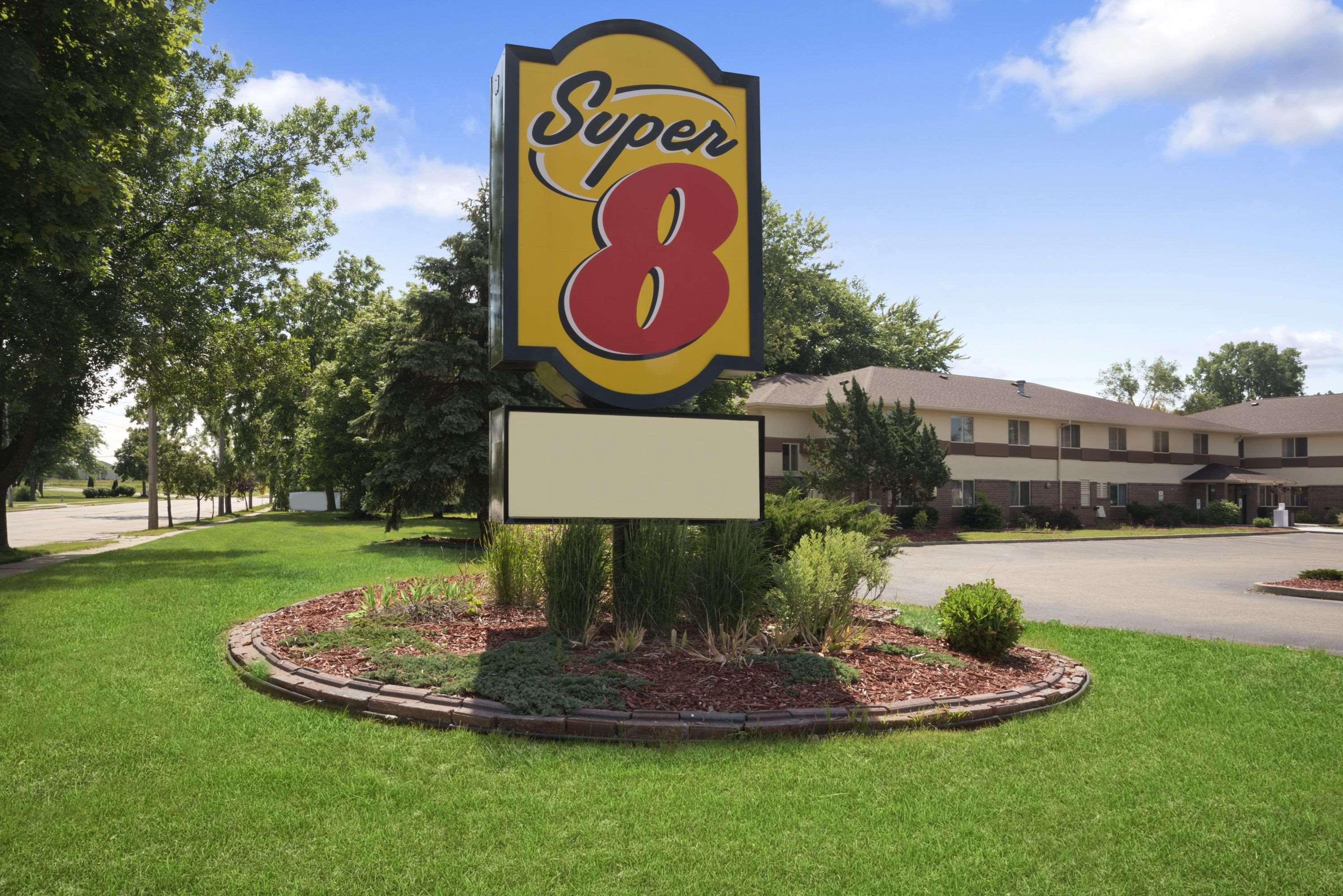 Hotel Super 8 By Wyndham Whitewater Wi Exterior foto